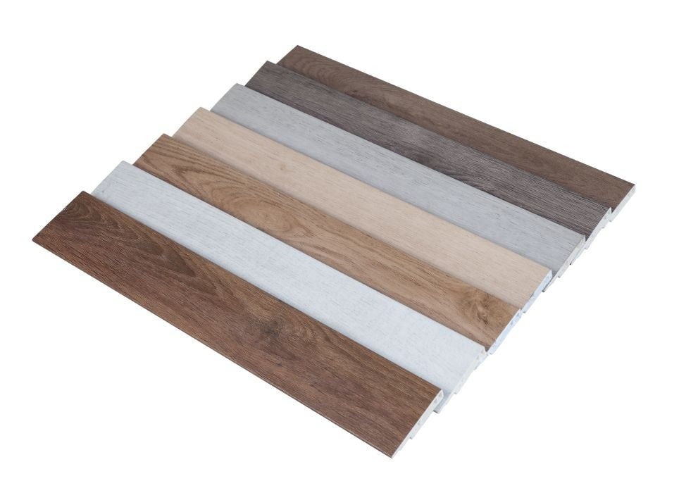 Muestrario de rodapiés PVC en varios acabados de madera para elegir el color a juego