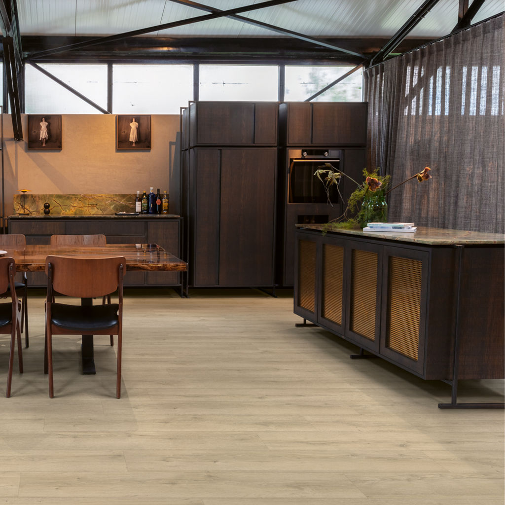 Cocina industrial con suelo laminado claro Quick-Step Roble Crudo Arena, tendencia 2024