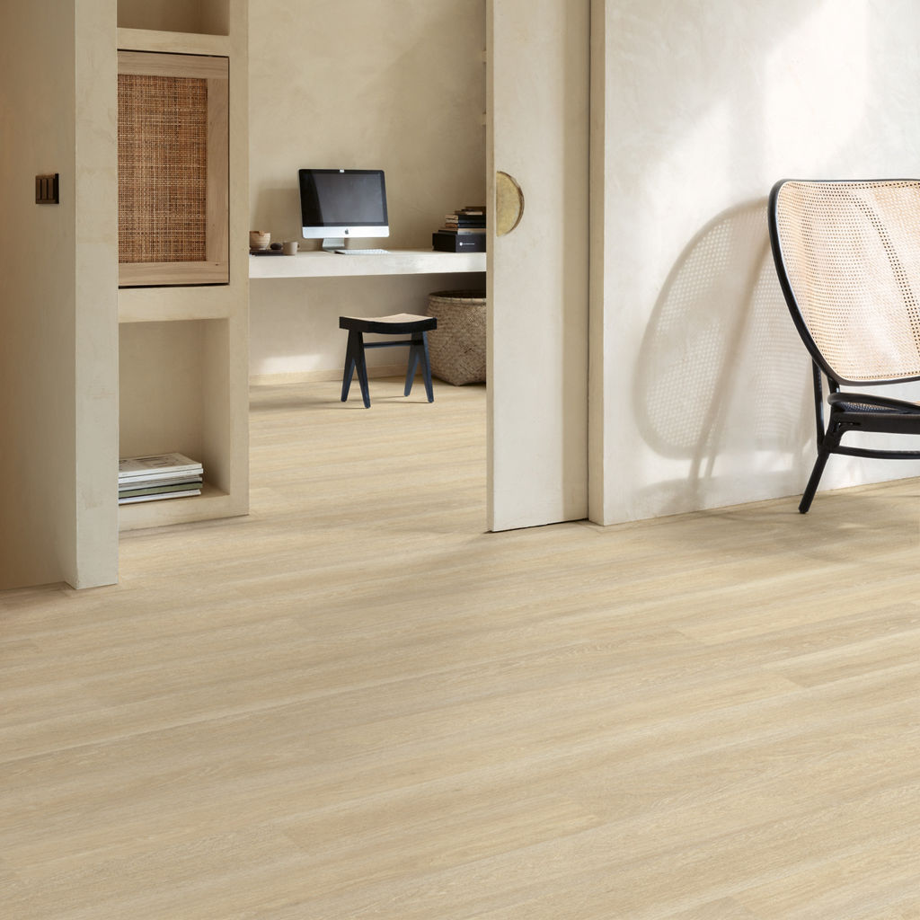 Pasillo y despacho con suelo laminado Quick-Step Eligna Roble Estado Beige, estilo minimalista