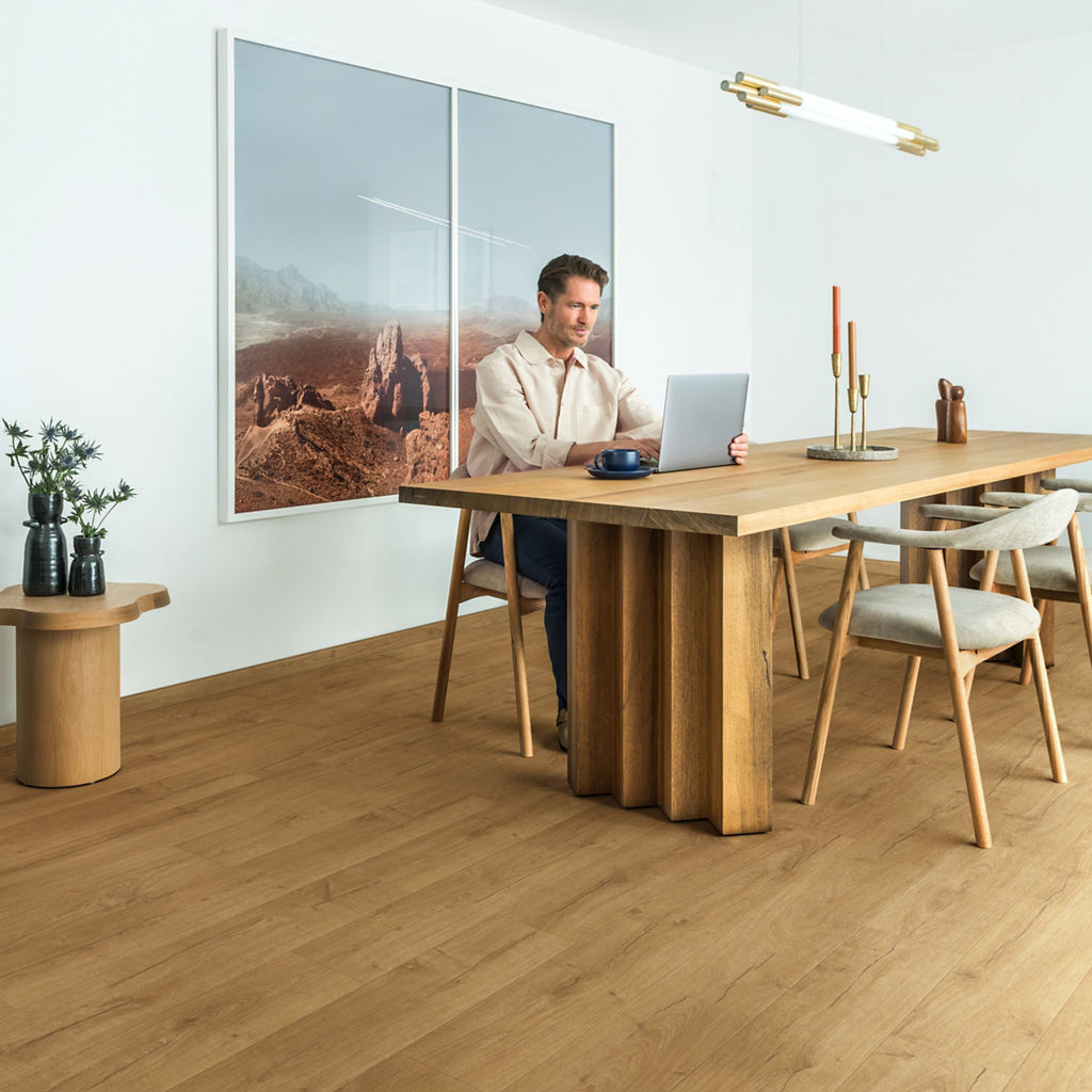 Comedor moderno con suelo laminado Quick-Step Impressive Ultra Roble Clásico y mesa de madera