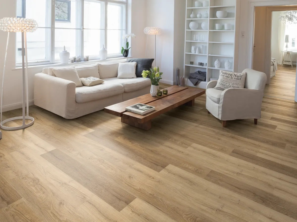 Salón blanco con puertas y suelo laminado Egger Roble Livingston Nature en tono cálido