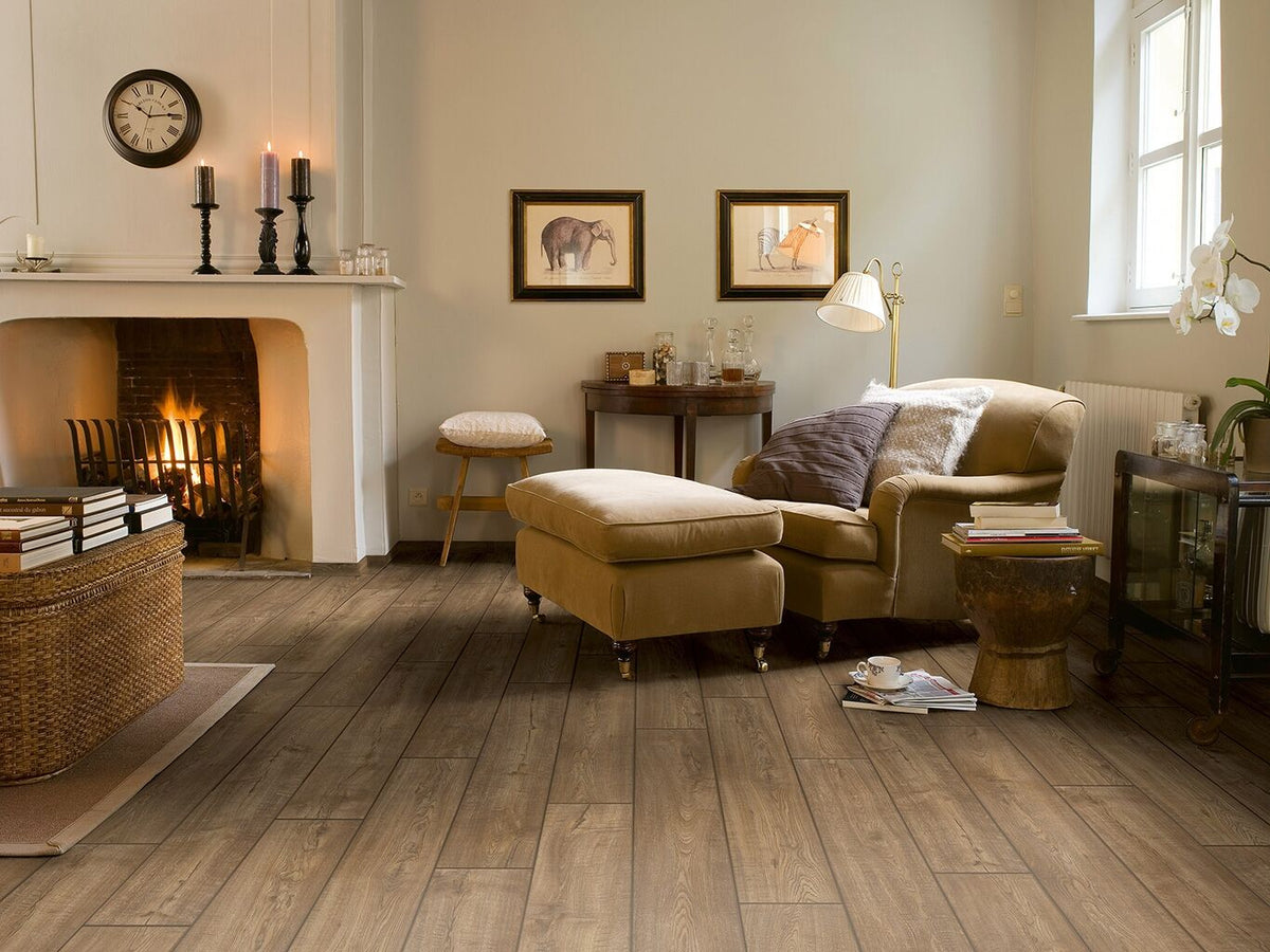 Salón acogedor con chimenea y suelo laminado Quick-Step Impressive Roble en tono cálido