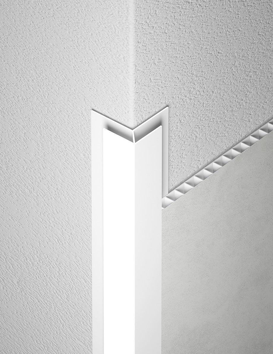 Cantonera B1 de PVC blanco colocada en una esquina exterior, cubriendo el canto de los paneles de revestimiento de pared de PVC
