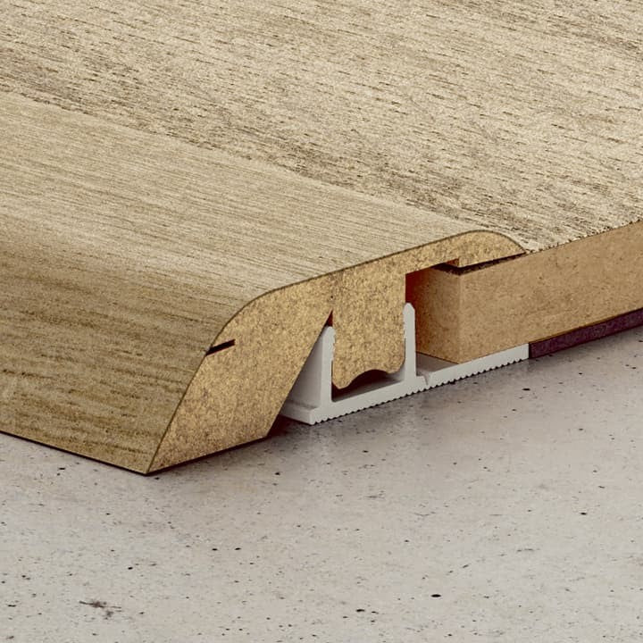 Perfil Quick-Step Incizo 5 en 1 como perfil de adaptación entre dos suelos de distinta altura (ejemplo en un decor laminado de roble)
