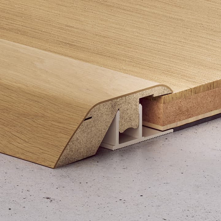 Perfil Quick-Step Incizo 5 en 1 como perfil de adaptación entre dos suelos de distinta altura (ejemplo en una tarima de roble)