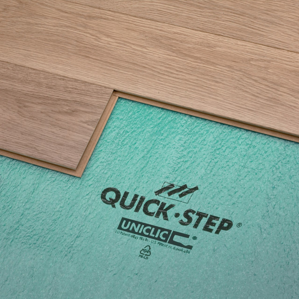 Base aislante Quick-Step Uniclic de 3 mm bajo las lamas de un suelo laminado