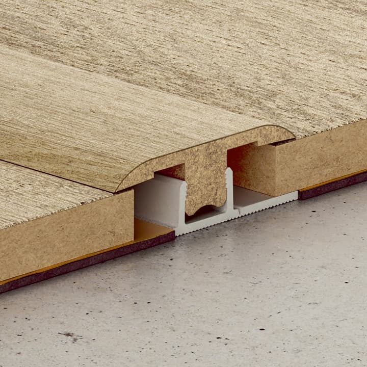 Perfil Quick-Step Incizo 5 en 1 como perfil de dilatación entre dos zonas del mismo suelo (ejemplo en un decor laminado de roble)