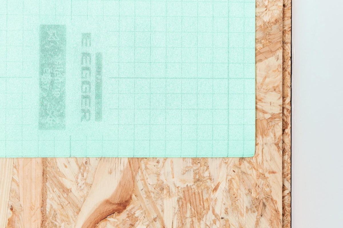 Detalle de la plancha EGGER Silenzio Easy con cuadrícula de corte y logotipo, colocada sobre un tablero OSB