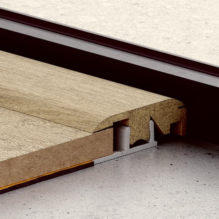 Perfil Quick-Step Incizo 5 en 1 como perfil de terminación junto a una pared o un ventanal (ejemplo en un decor laminado de roble)