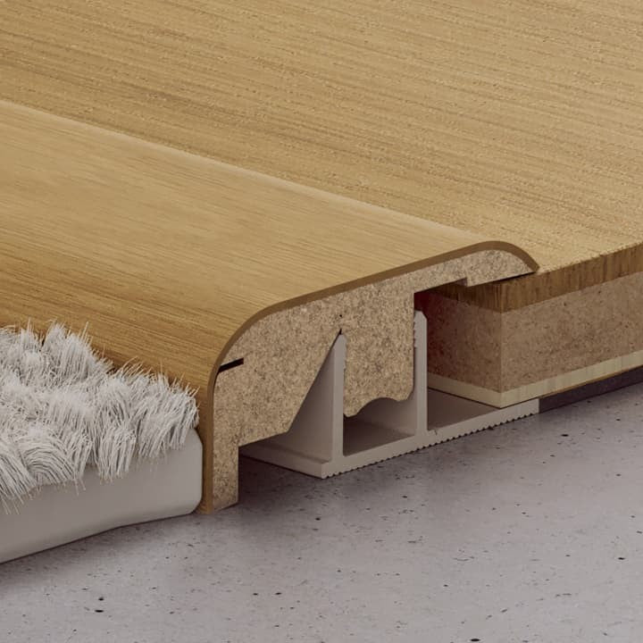 Perfil Quick-Step Incizo 5 en 1 como perfil de transición hacia una moqueta (ejemplo en una tarima de roble)