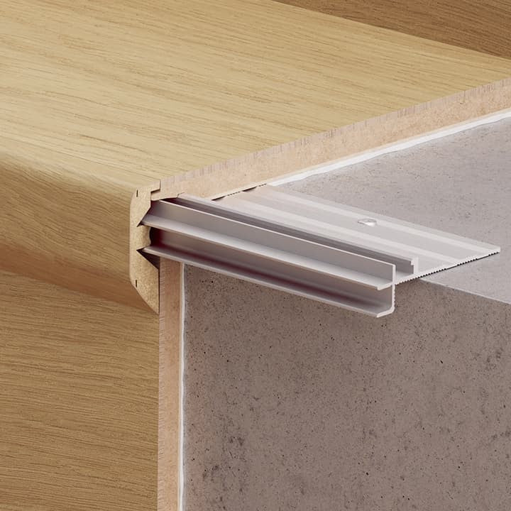 Perfil Quick-Step Incizo 5 en 1 como remate de escalón (con subperfil de aluminio) (ejemplo en una tarima de roble)