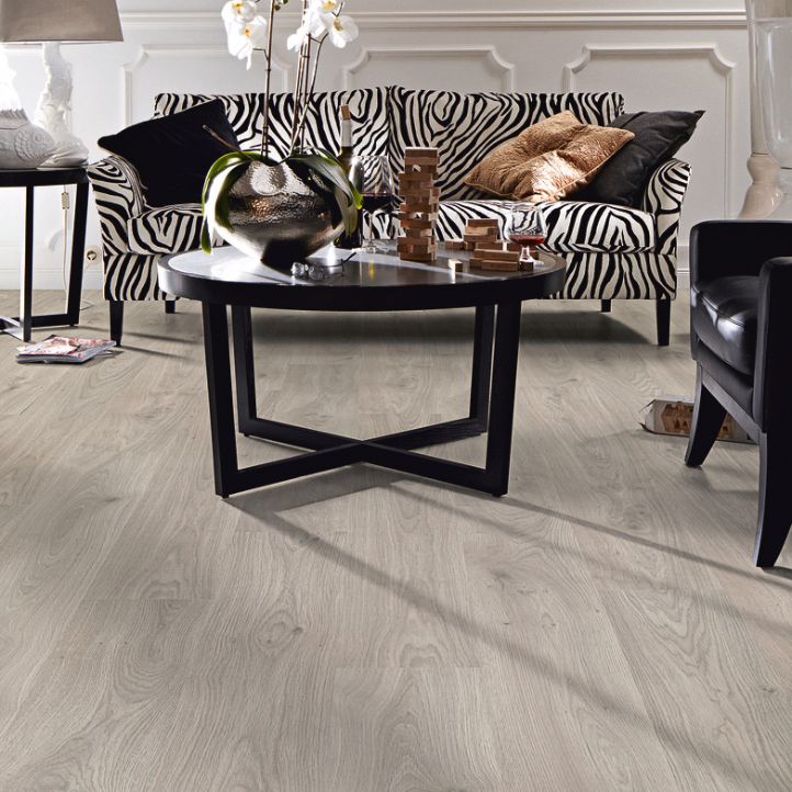 Ambiente decorado con el suelo laminado MeisterDesign LC 150 Roble Monclair