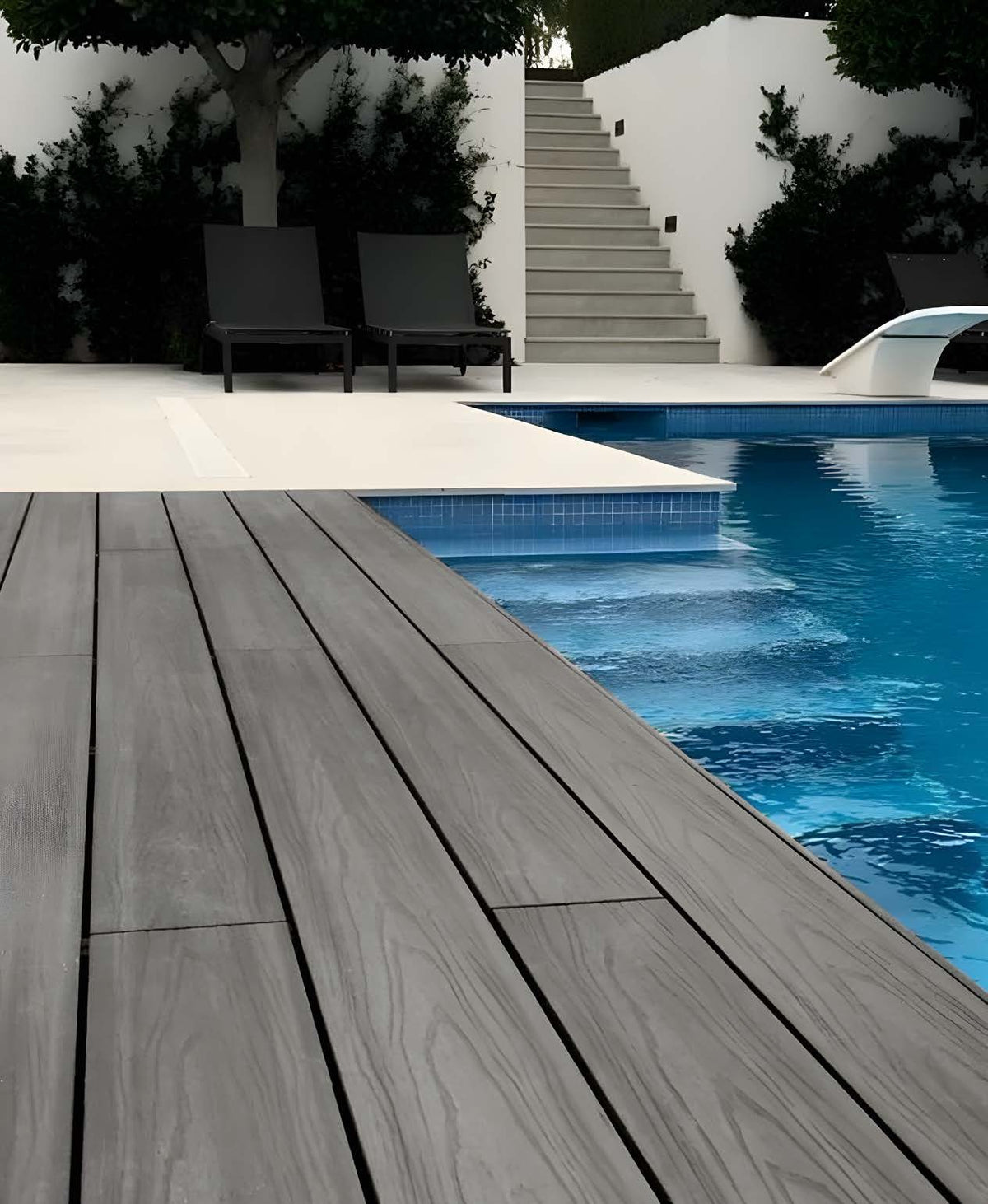 Tarima Duratech Arena/Gris — ambiente junto a la piscina, cara Gris
