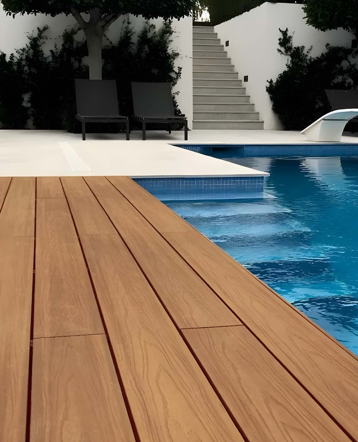 Tarima Duratech Ipe/Teka — ambiente junto a la piscina, cara Teka