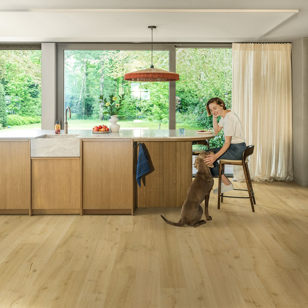 Quick-Step Impressive AC4/32 8 mm Roble Almendra IM8255 - ambiente