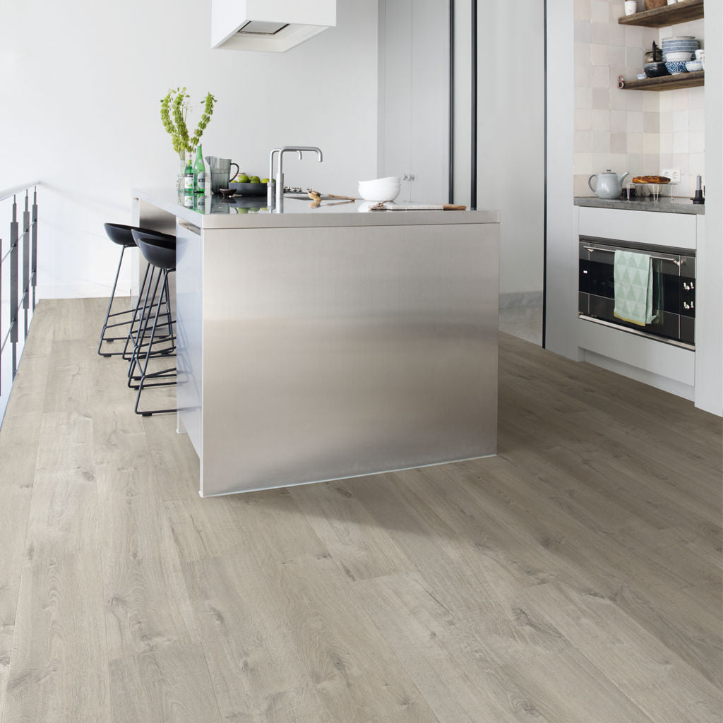 Quick-Step Impressive AC4/32 8 mm Roble Suave Gris IM3558 - ambiente