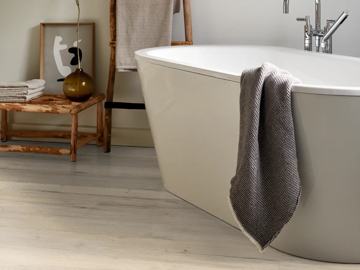 Egger AquaDura AC4/32 7,5 mm Classic Roble Halifax Blanco EDF144 - ambiente