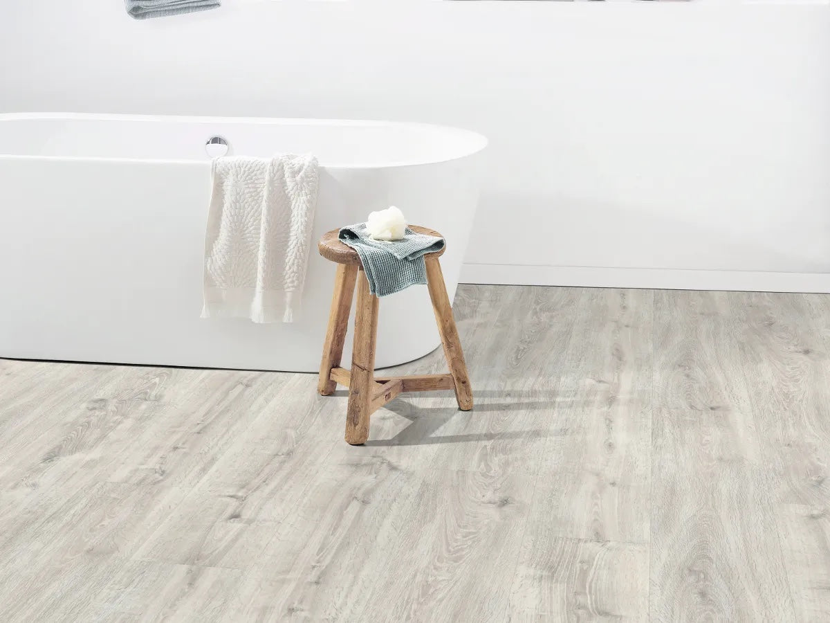 Egger AquaDura+ AC5/33 7,5 mm Large Roble Waltham Blanco EDF174 - ambiente