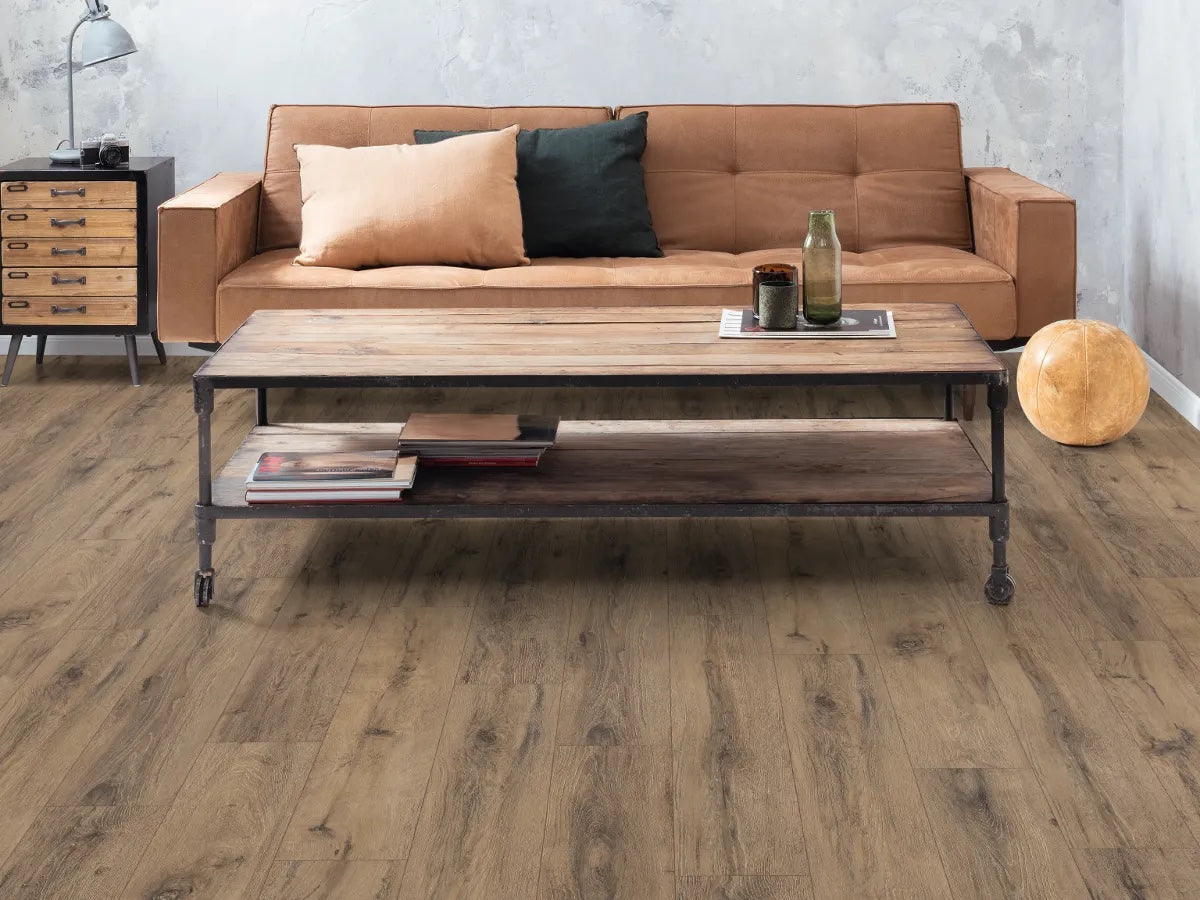 Egger NatureSense AC4/32 8 mm Classic Roble Parquet Oscuro EL1007 - ambiente
