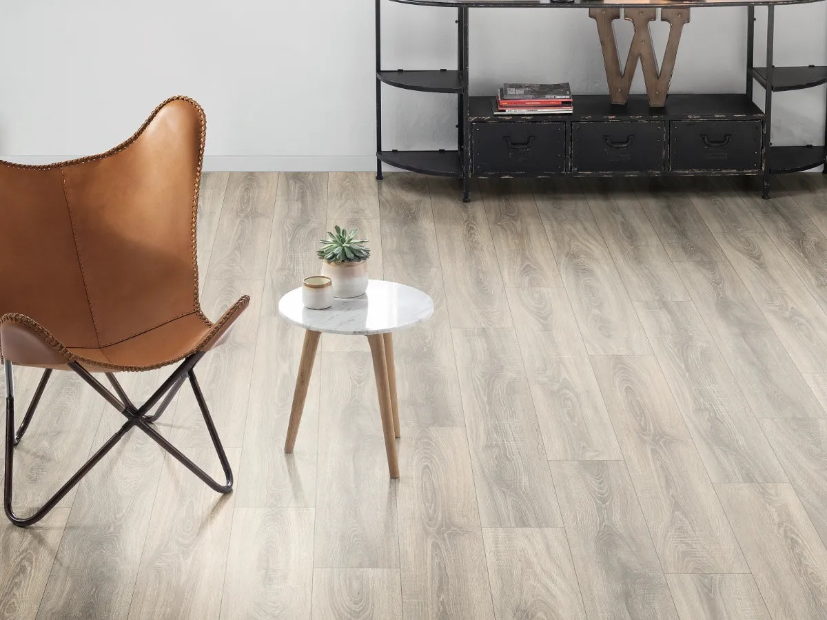 Egger NatureSense AC3/31 7 mm Classic Roble Bardolino Gris EL1056 - ambiente