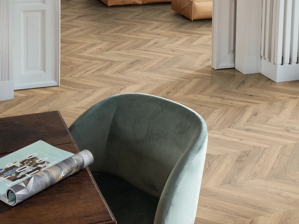 Egger NatureSense AC4/32 8 mm Kingsize Roble Rillington Oscuro EL203F - ambiente