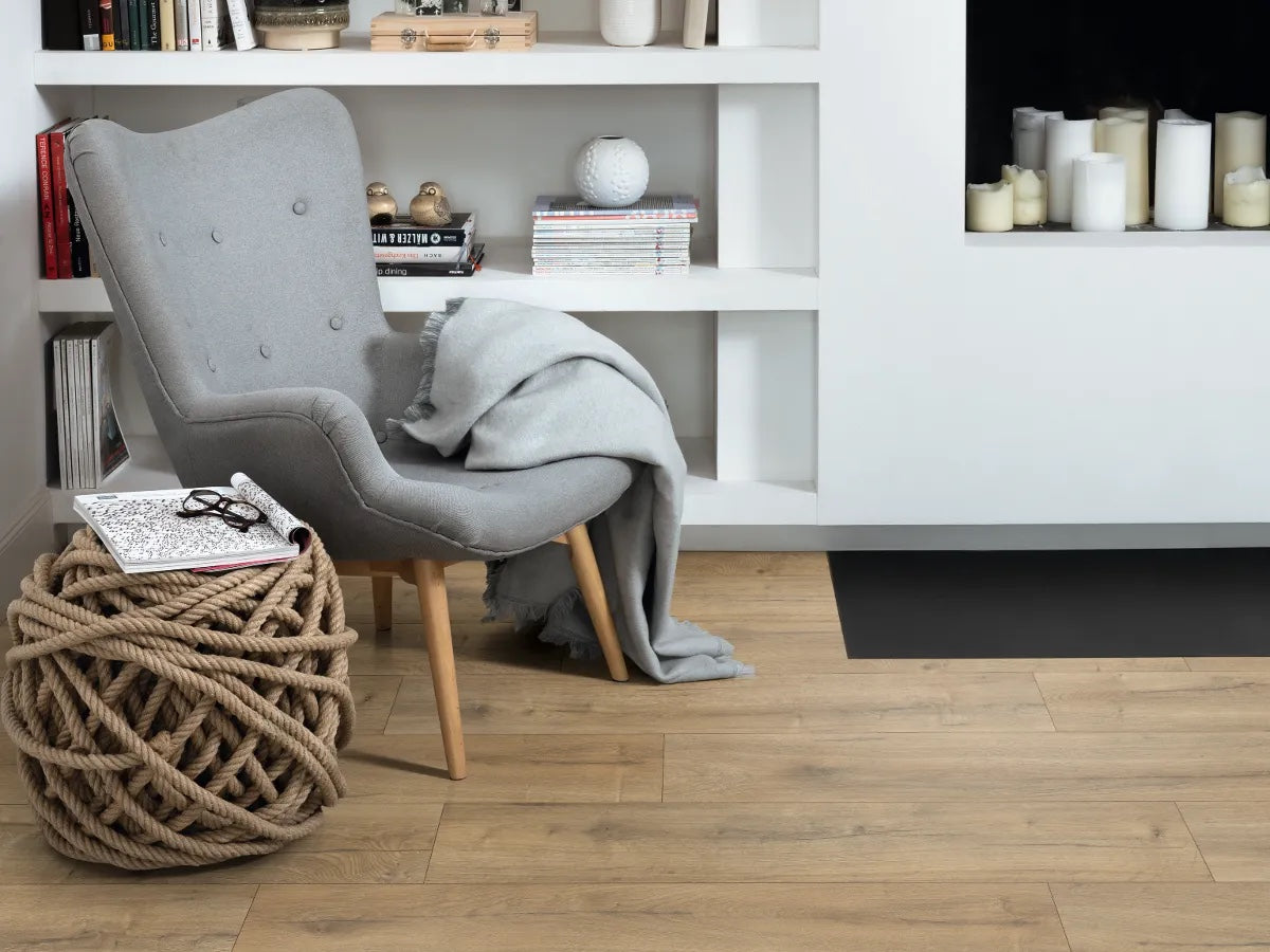 Egger NatureSense AC4/32 8 mm Large Roble Loja Marrón EL2077 - ambiente