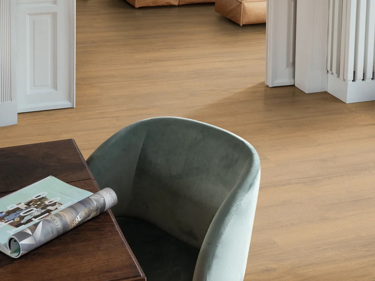 Egger NatureSense AC4/32 8 mm Large Roble Elva Miel EL2096 - ambiente