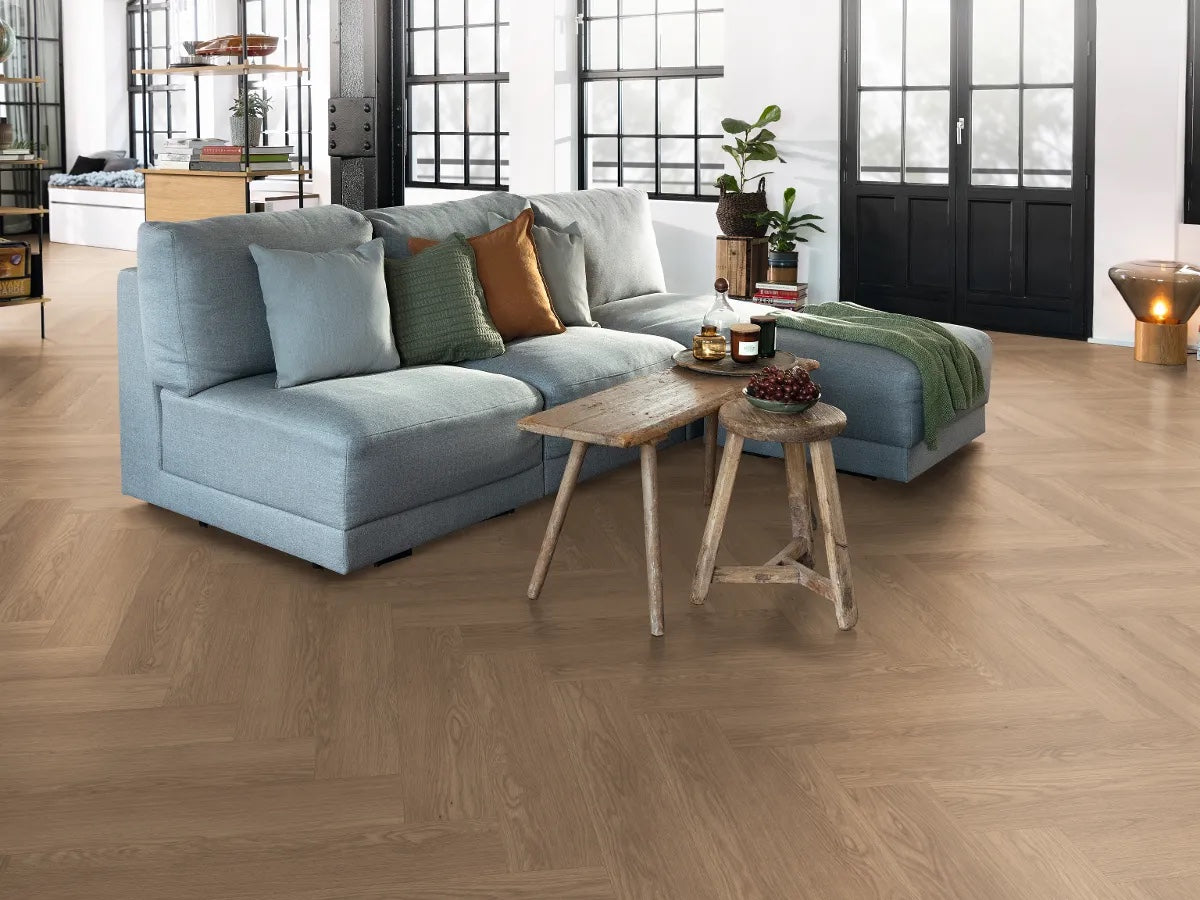 Egger NatureSense Herringbone AC4/32 8 mm Herringbone Roble Baronia Marrón EL2134 - ambiente