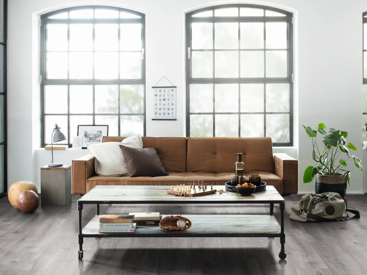 Egger NatureSense AC4/32 8 mm Large Roble Loja Gris Claro EL2156 - ambiente