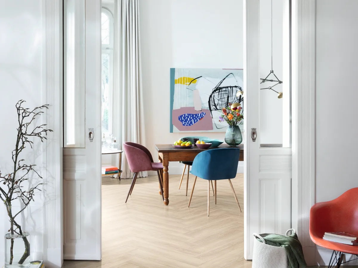 Egger NatureSense Herringbone AC4/32 8 mm Herringbone Roble Newport Crema EL2161 - ambiente