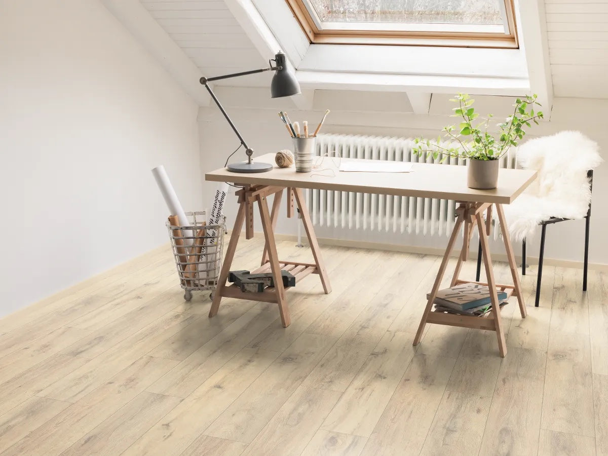 Egger NatureSense AC4/32 8 mm Classic Roble Parquet EL2805 - ambiente