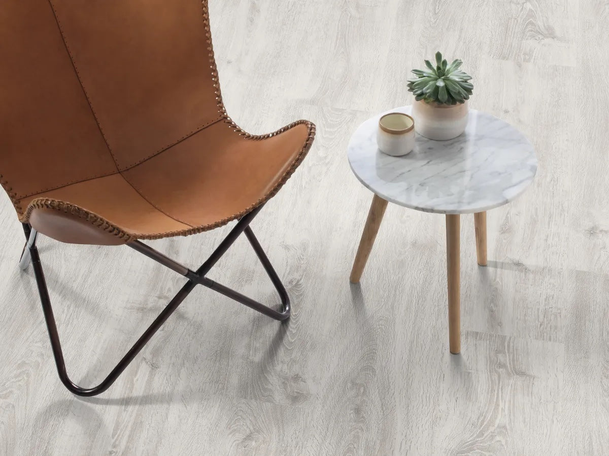 Egger NatureSense AC4/32 8 mm Large Roble Waltham Blanco EL2936 - ambiente