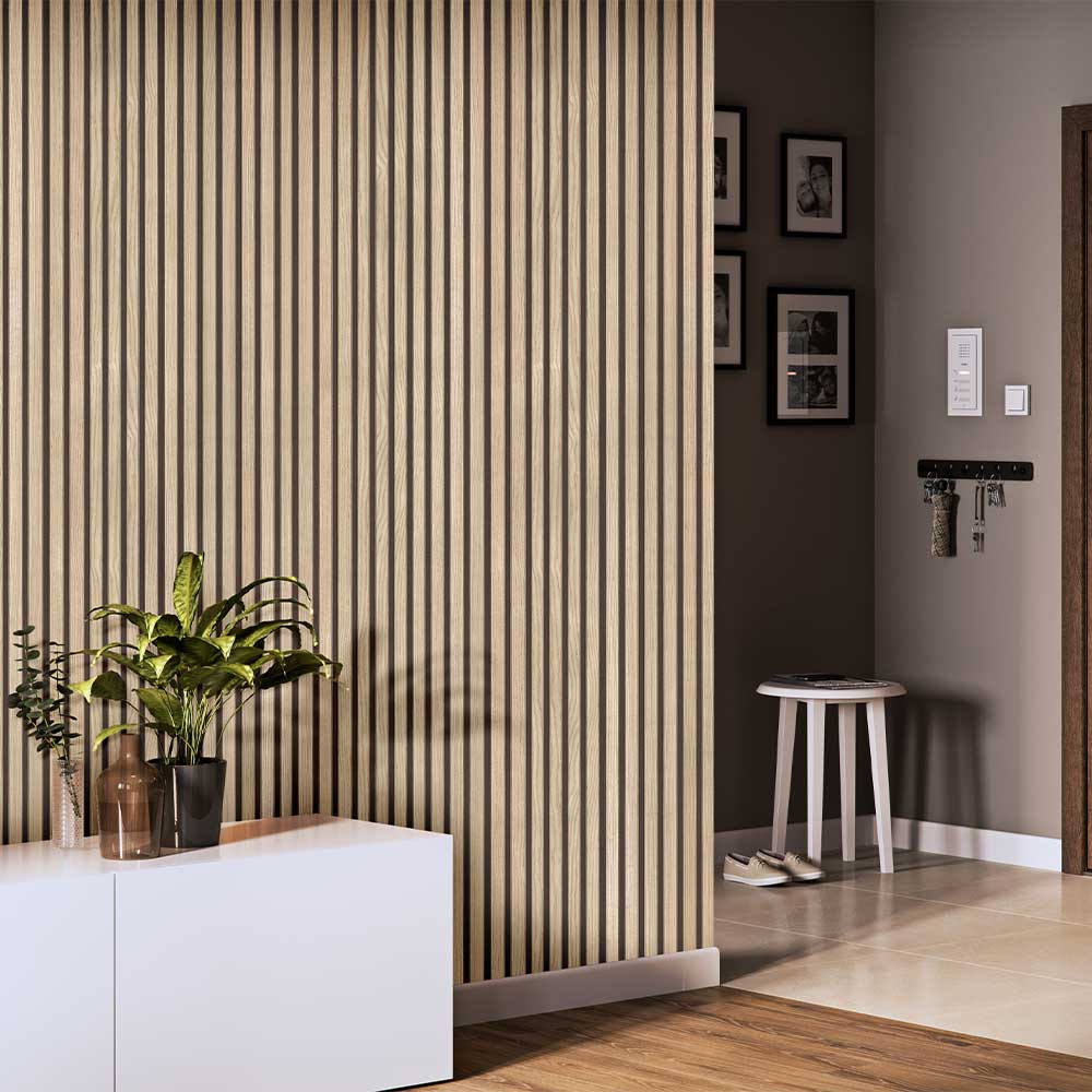 Pared revestida con panel de PVC Light Lamella Small, efecto listones de madera clara
