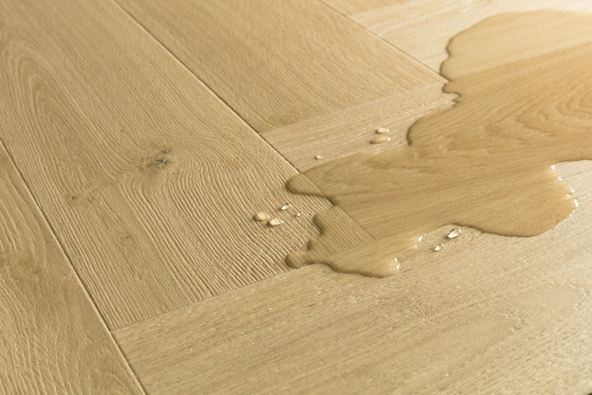 Suelo laminado impermeable Quick-Step Impressive Design Roble Cardamomo — resistencia al agua