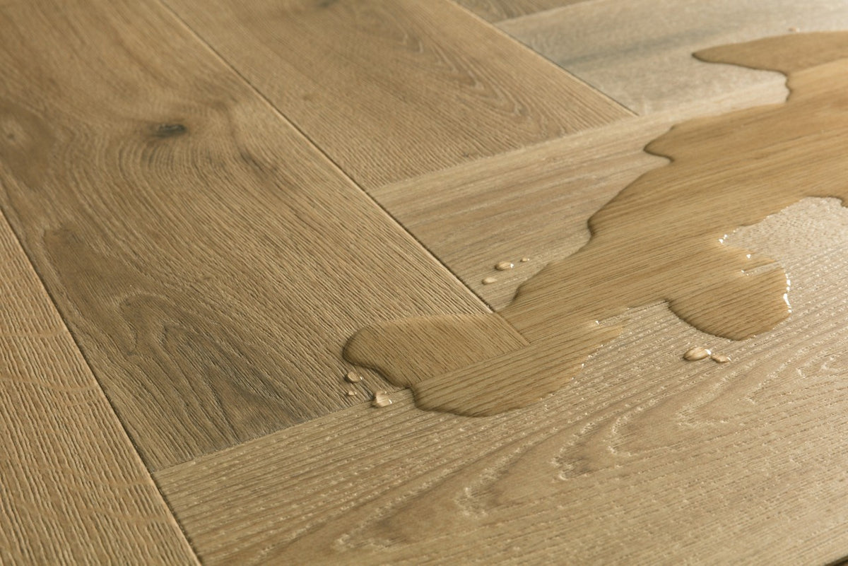Suelo laminado impermeable Quick-Step Impressive Design Roble Carbón — resistencia al agua
