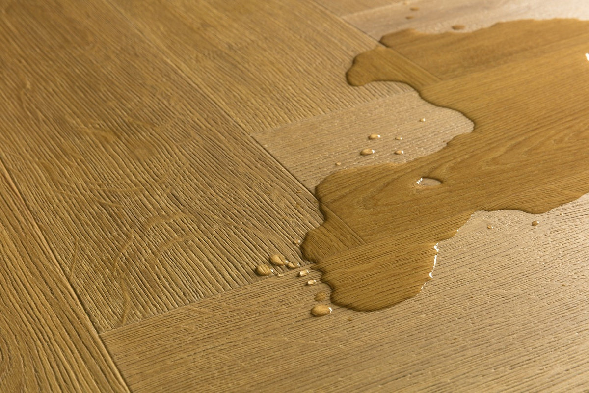 Suelo laminado impermeable Quick-Step Impressive Design Roble Canela — resistencia al agua