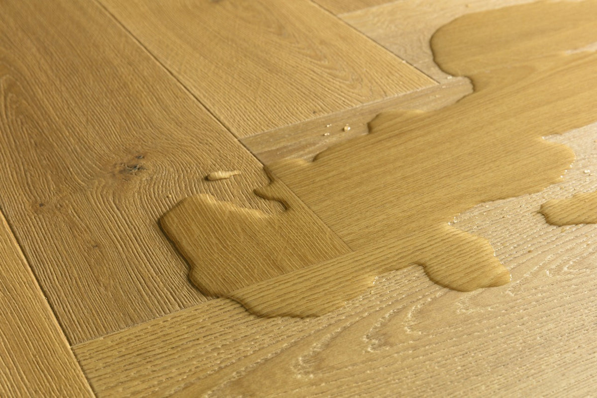 Suelo laminado impermeable Quick-Step Impressive Design Roble Comino — resistencia al agua