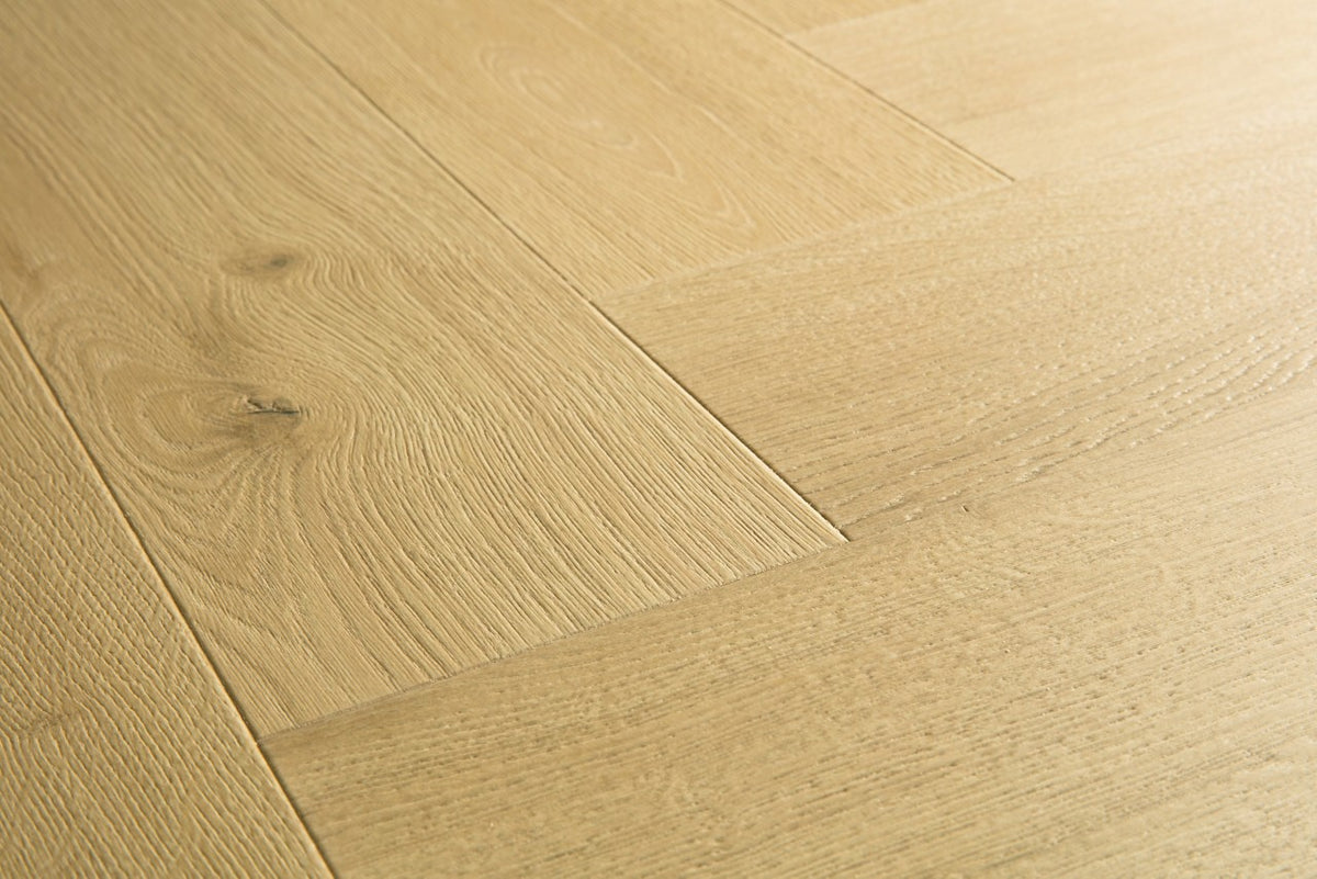 Textura de la superficie del suelo laminado Quick-Step Impressive Design Roble Nuez Moscada