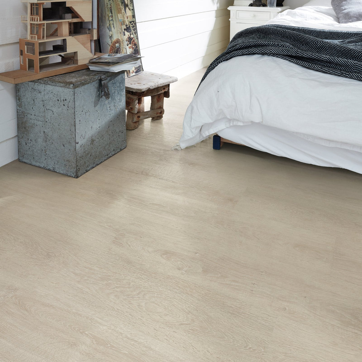Ambiente decorado con el suelo laminado MeisterDesign LC 150 Roble Decapado Blanco