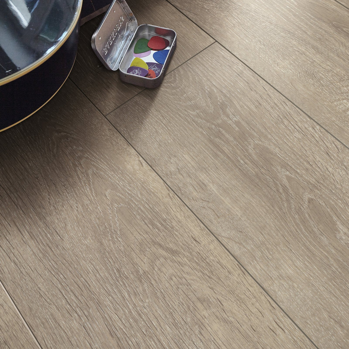 Detalle del suelo laminado MeisterDesign LD 150 Roble Habanera en una estancia