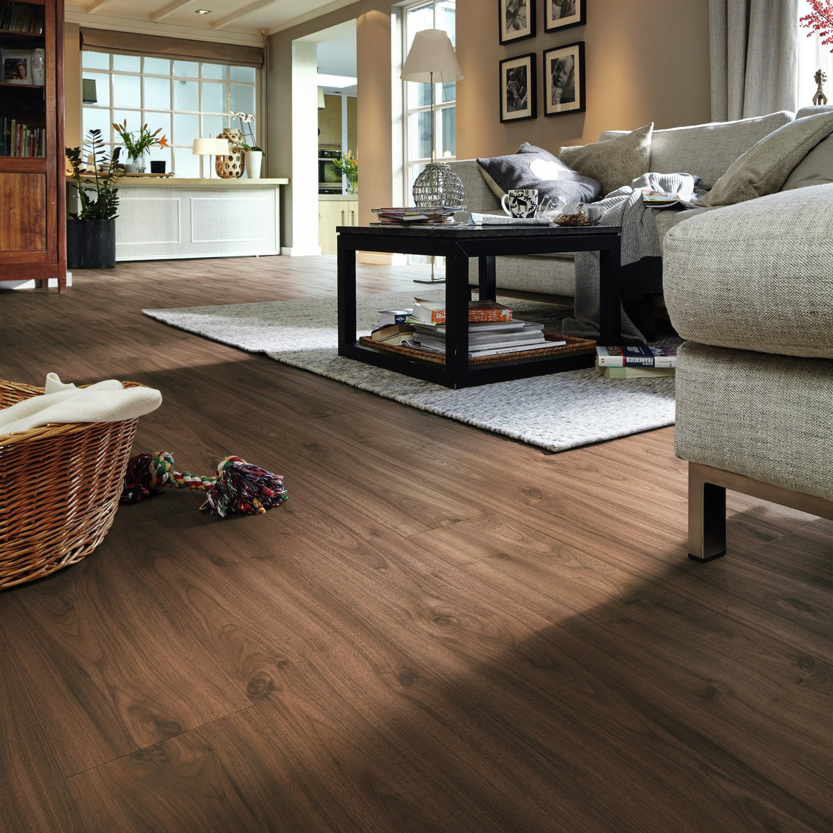 Ambiente decorado con el suelo laminado MeisterDesign LL 150 Nogal Amore