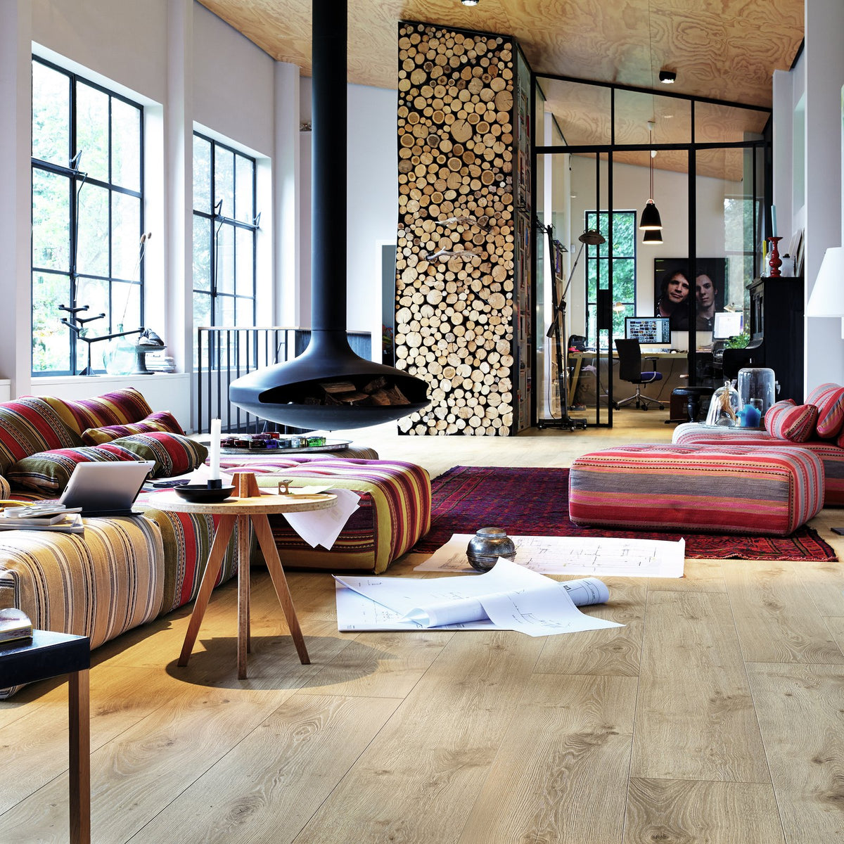 Ambiente decorado con el suelo laminado MeisterDesign LL 250 Roble Atacama
