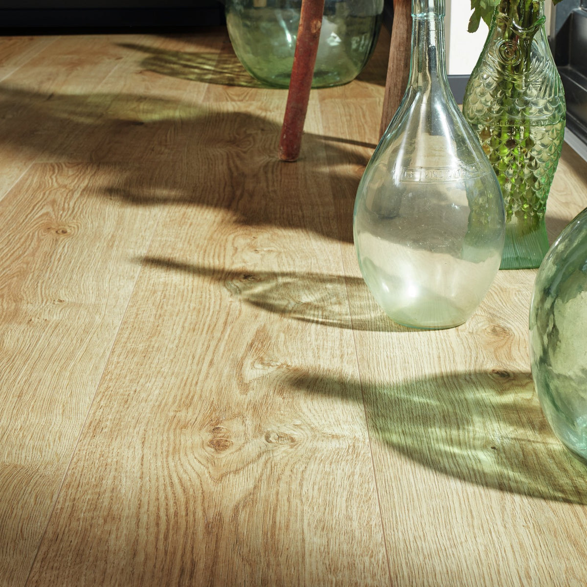 Detalle del suelo laminado MeisterDesign LL 250 Roble Campesino Natural en una estancia