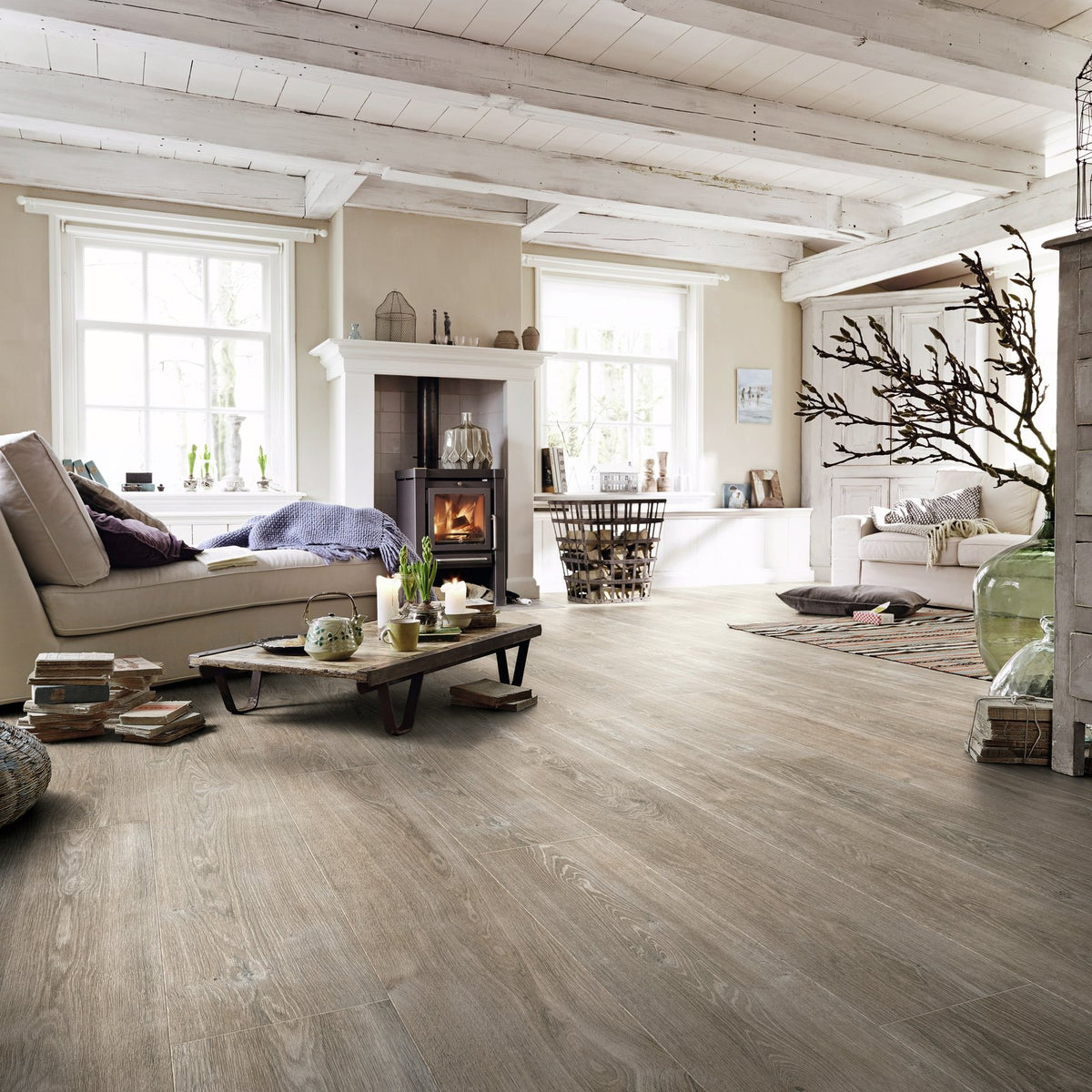 Ambiente decorado con el suelo laminado MeisterDesign LL 250 Roble Gris Blanco
