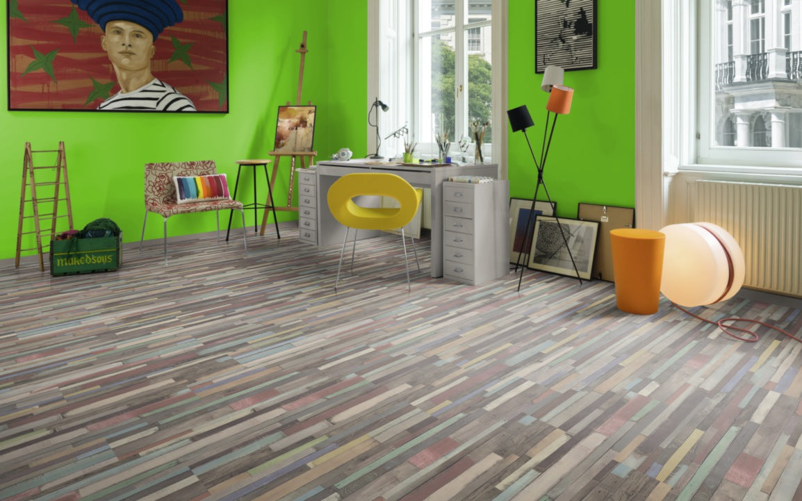 Estudio con paredes verdes y suelo laminado multicolor Egger Dimas Wood, tendencia 2022
