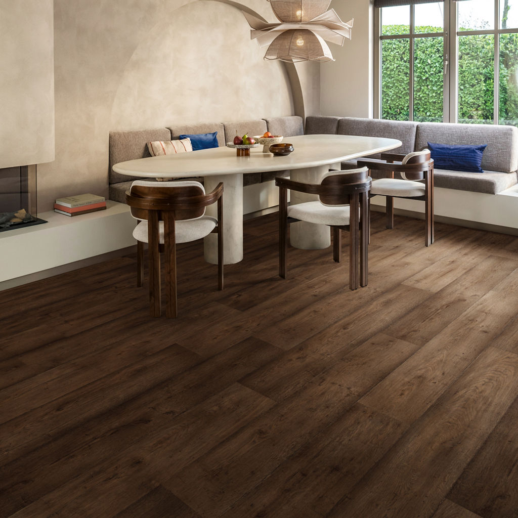 Comedor con suelo laminado oscuro Quick-Step Roble Encerado y mesa ovalada de mármol