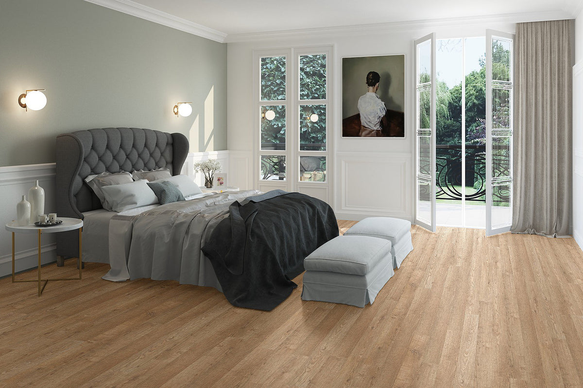 Dormitorio elegante con suelo laminado en tono roble claro, cama y puertas balconeras