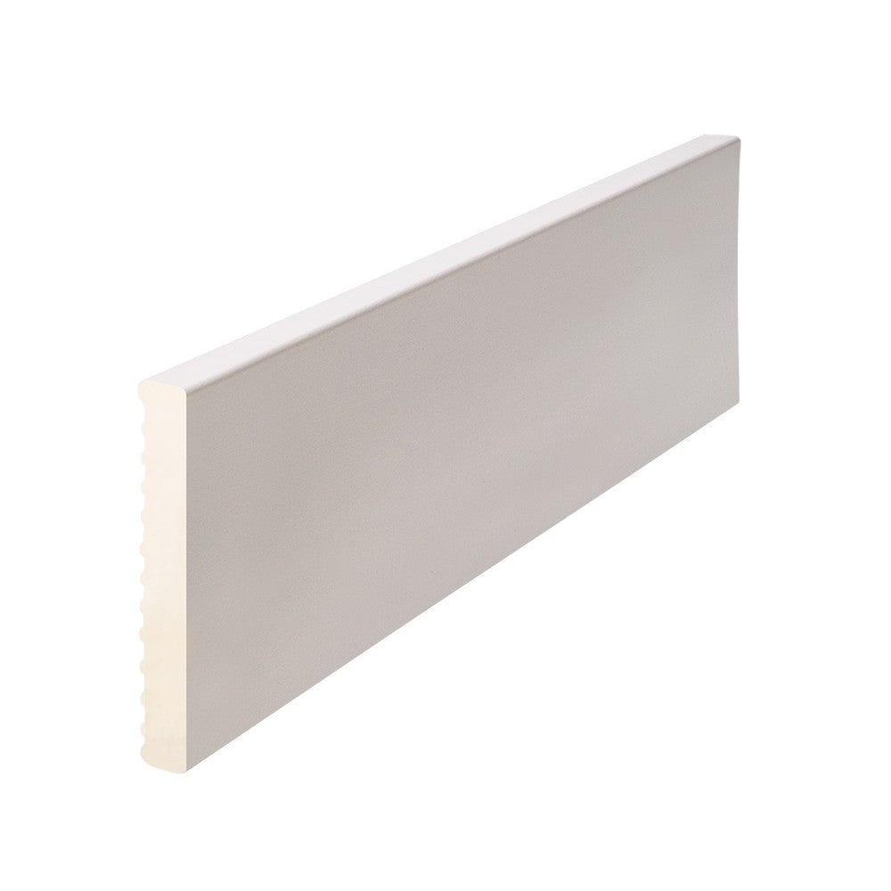 Tramo de tapeta de PVC blanca Disdoor de 9 cm de alto y 12 mm de grosor, vista en perspectiva con el perfil ranurado trasero