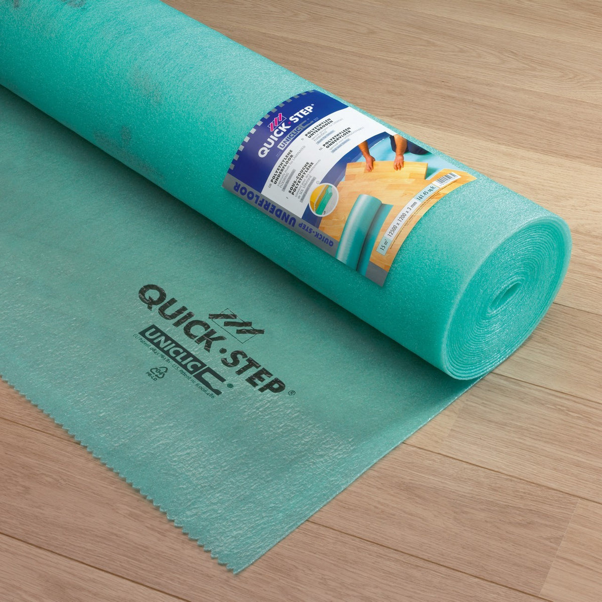 Base aislante Quick-Step Uniclic de 3 mm, rollo de 15 m² desenrollado sobre el suelo