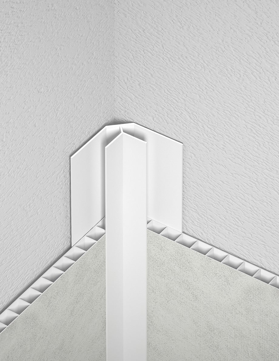 Rinconera B5 de PVC blanco colocada en una esquina interior, uniendo dos paños de revestimiento de pared de PVC